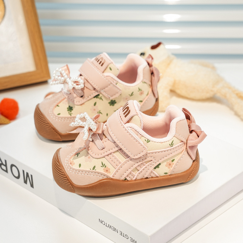 Bebé de niña con suela suave para zapatos de bebé 2025 otoño nuevo bebé niñas lindas pequeñas flores antipatadas zapatos de cuero para niños