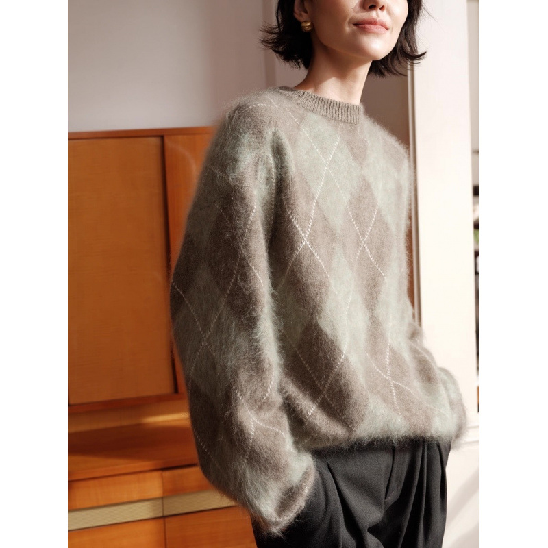 Velvet cashmere woolen retro demi-season knitted sweater with diamond pattern with a round collar