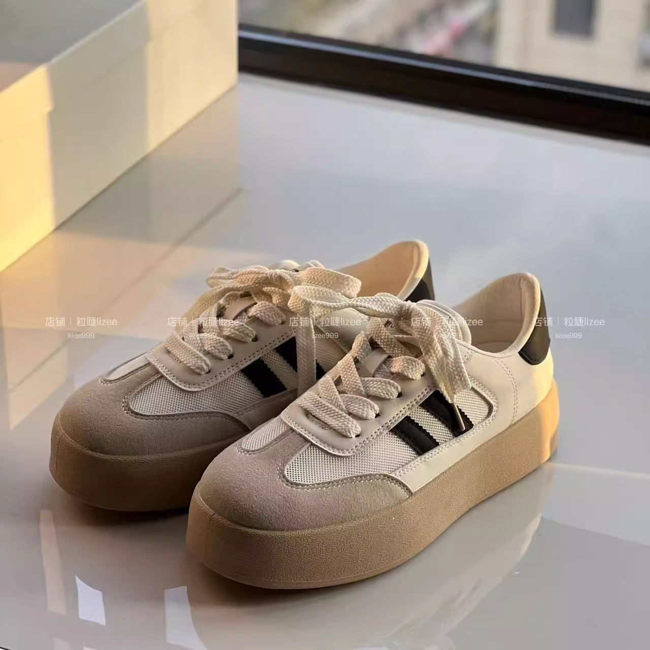Zapatos deportivos casuales super calientes para niños nuevos zapatos blancos transpirables delgados de verano para mujeres con suela gruesa y alta image 7