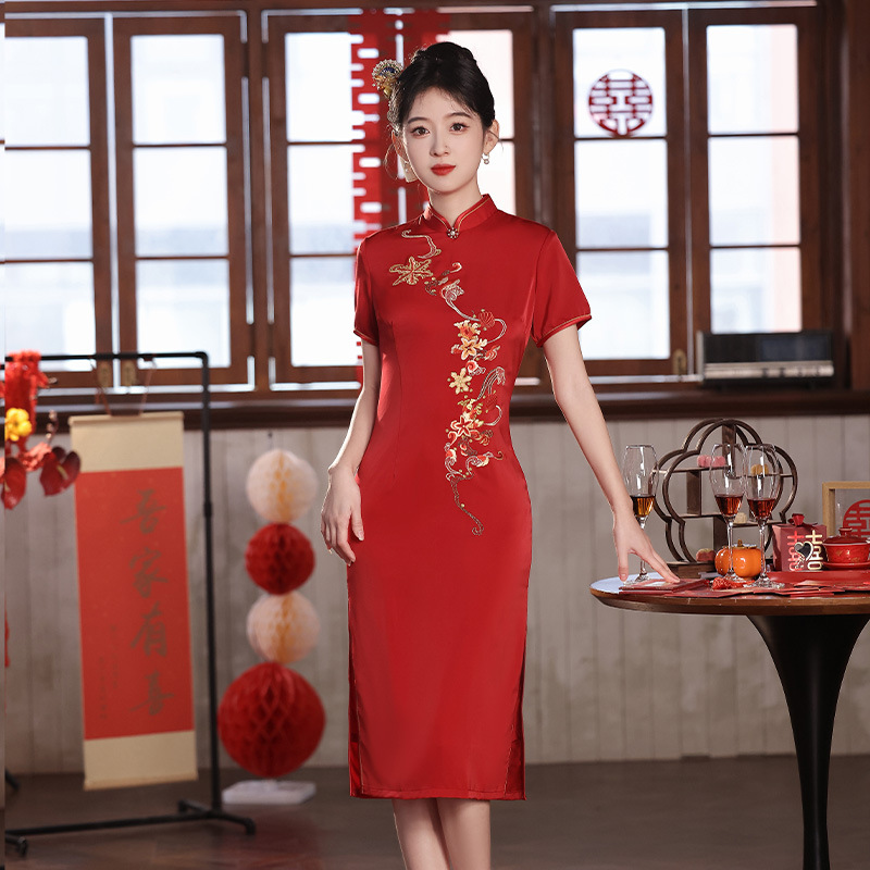 A small red cheongsam looks tall and slim in the college entrance…