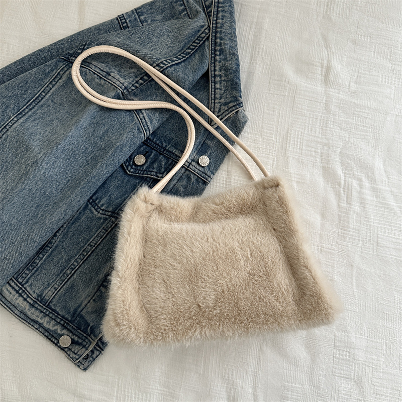 Bolso de peluche de nicho de invierno bolso de mujer 2024 moda extranjera hombro braza pequeña bolsa cuadrada bolsa de viaje de lana universal
