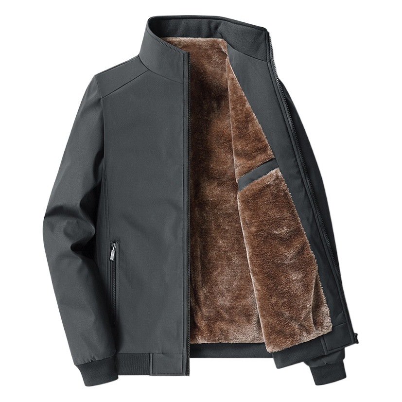 中年のベルベットと綿のジャケットの男性のお父さんは大きいサイズを着てゆったりしています。