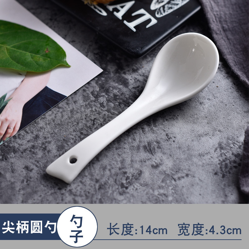 뾰족한 손잡이가 달린 둥근 스푼