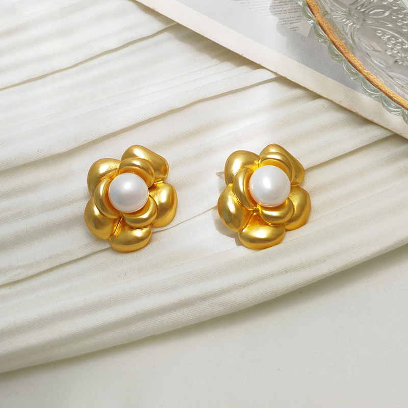 Retro Flower Copper Plating Inlay Pearl Ear Studs 1 Pair