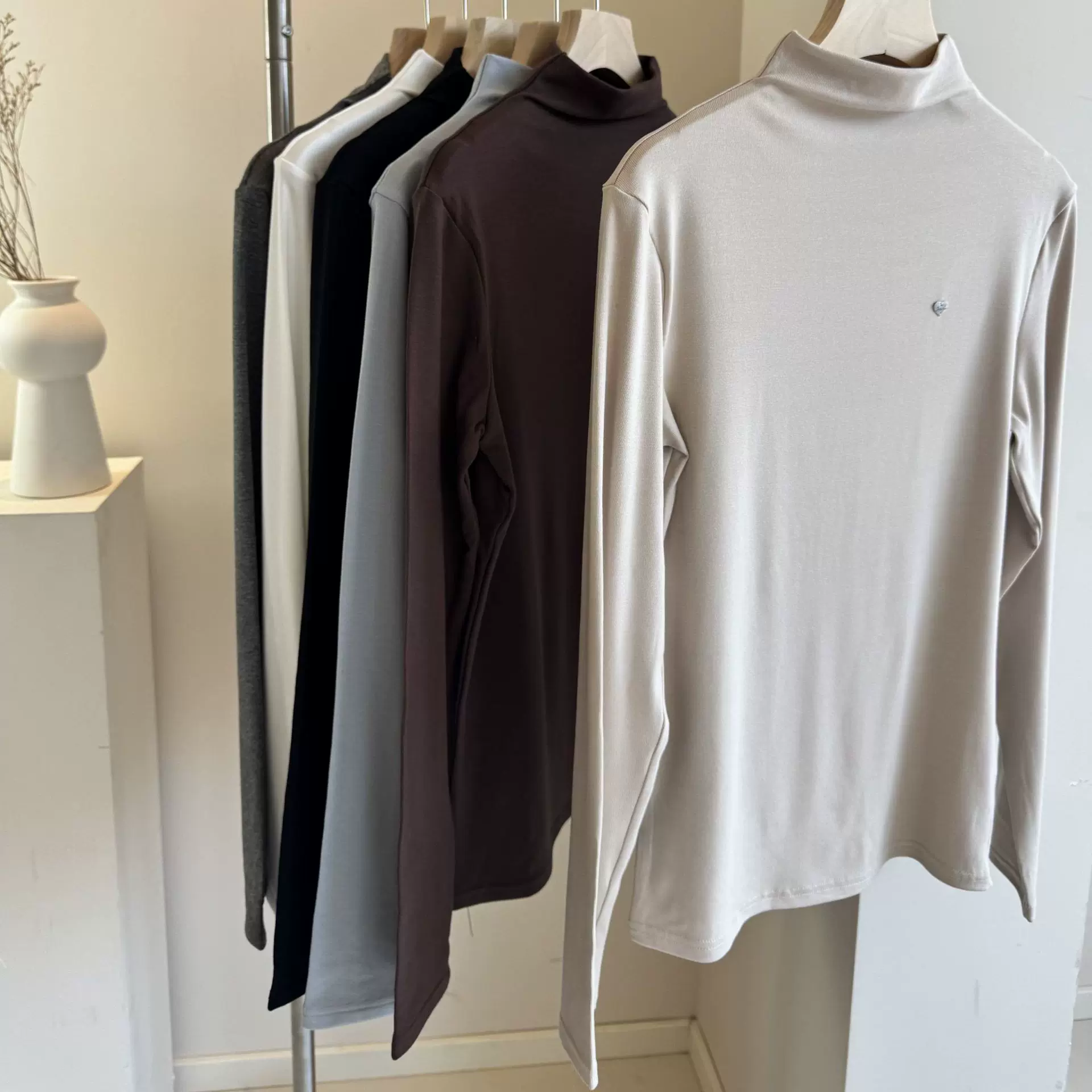 2025秋冬新款保暖磨毛半高领打底衫女内搭舒适透气爱心饰品长袖女