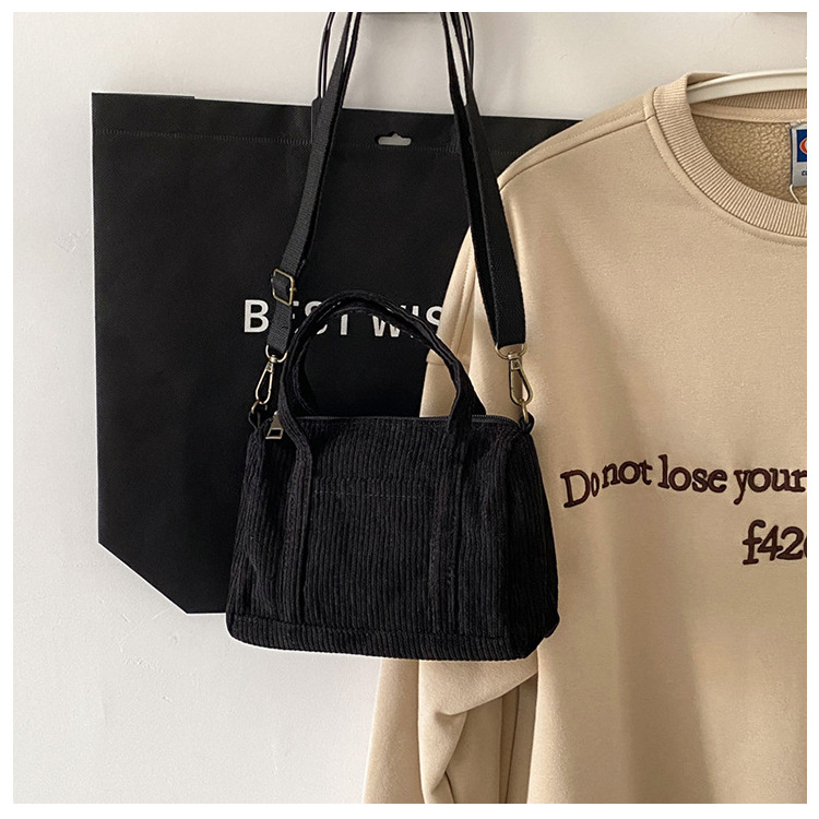 Women's Small Canvas Solid Color Basic Streetwear Cylindrical Zipper Shoulder Bag Handbag Crossbody Bag display picture 4