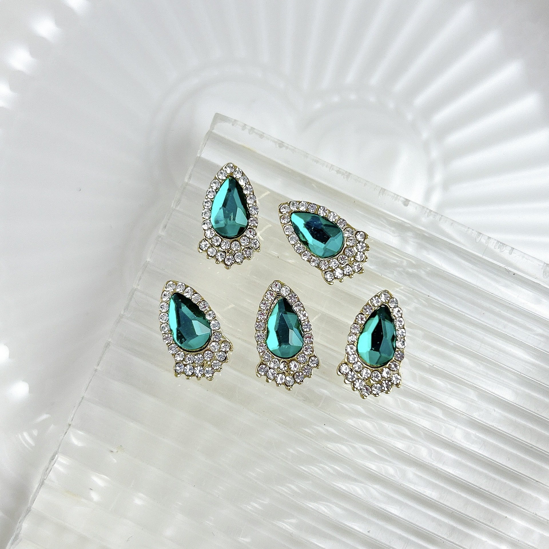 Nueva aleación china joyas de manicura taladro explosión grasa flash Fang amor gota de agua XiFeiYuan la misma armadura de la corte con taladro