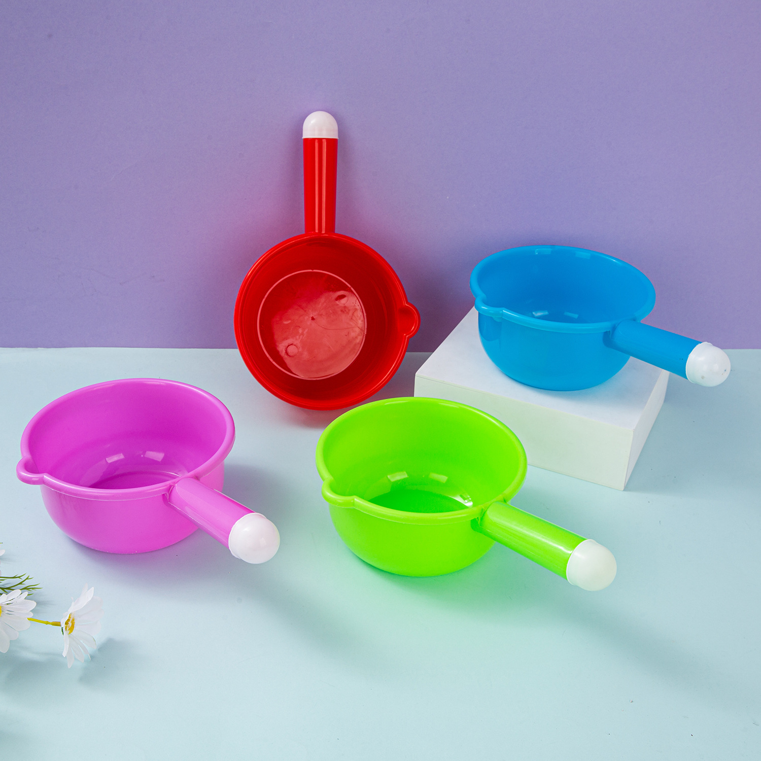 Kitchen Household Pointed Water Scoop for Water Fights, Plastic Water Scoop for Bathing, Durable and Resistant to Falling, Not Easily Broken