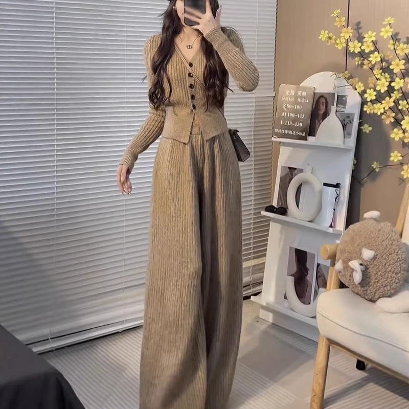 Autumn and Winter Korean Style Two-Piece Outfits for Small People Commuting and Wearing Knitted Sweater Tops as a Complete Set