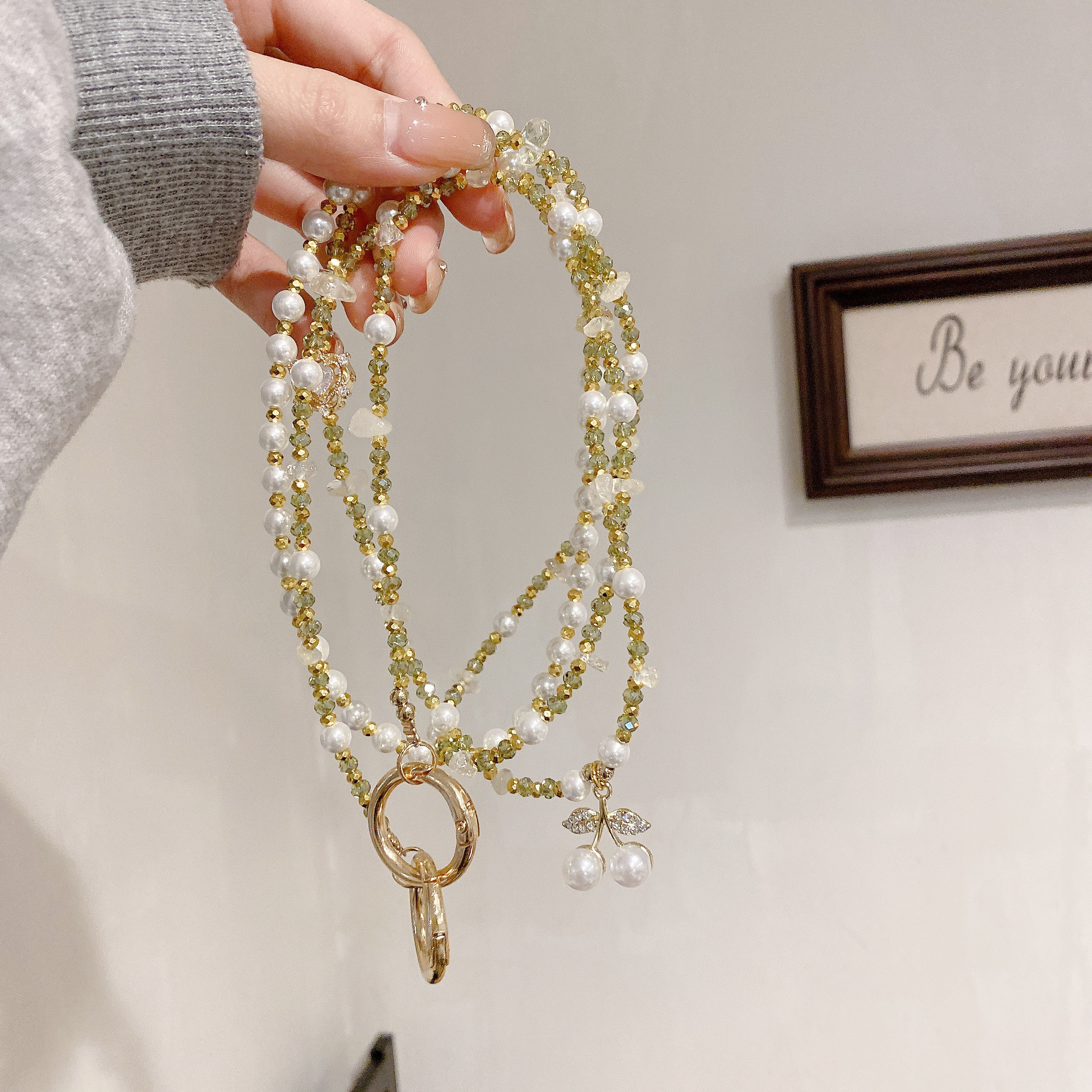 Boutique hecho a mano de alta gama para teléfono móvil cadena larga de cereza pequeña verde oliva cordón de teléfono móvil de moda colgante de mensajero largo