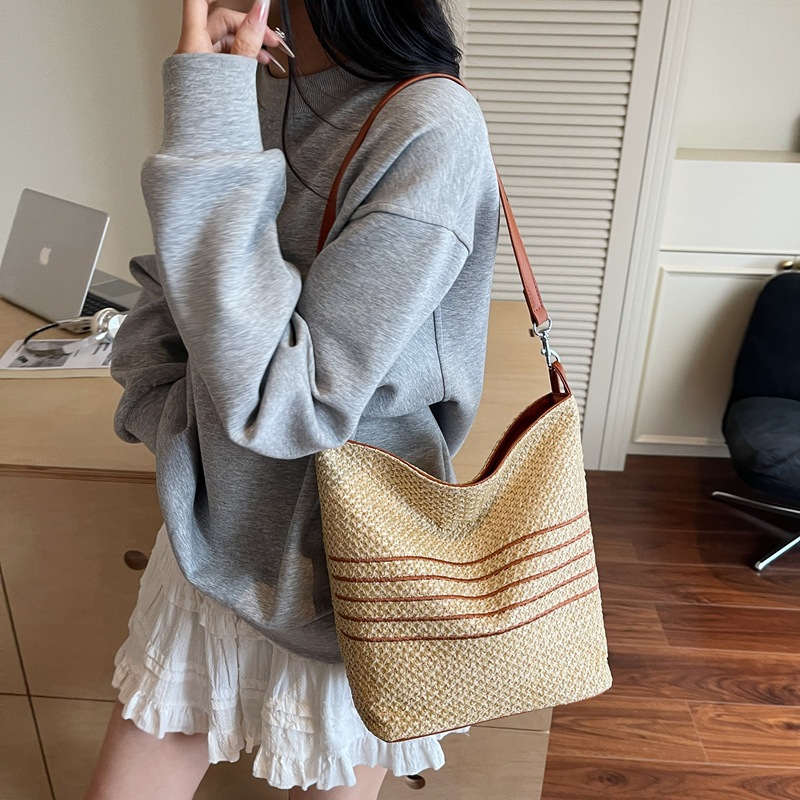 Bolso de axila de arcoíris tejido de moda de verano para mujer 2025 nuevo bolso de hombro de moda de estilo occidental bolso de cubo de mensajero de todo fósforo