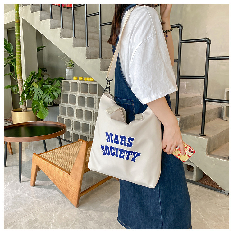 Canvas bag for women, single shoulder, ins crossbody, laid-back style, college student class bag, artistic Japanese style, large capacity, Hong Kong style, chic undefined