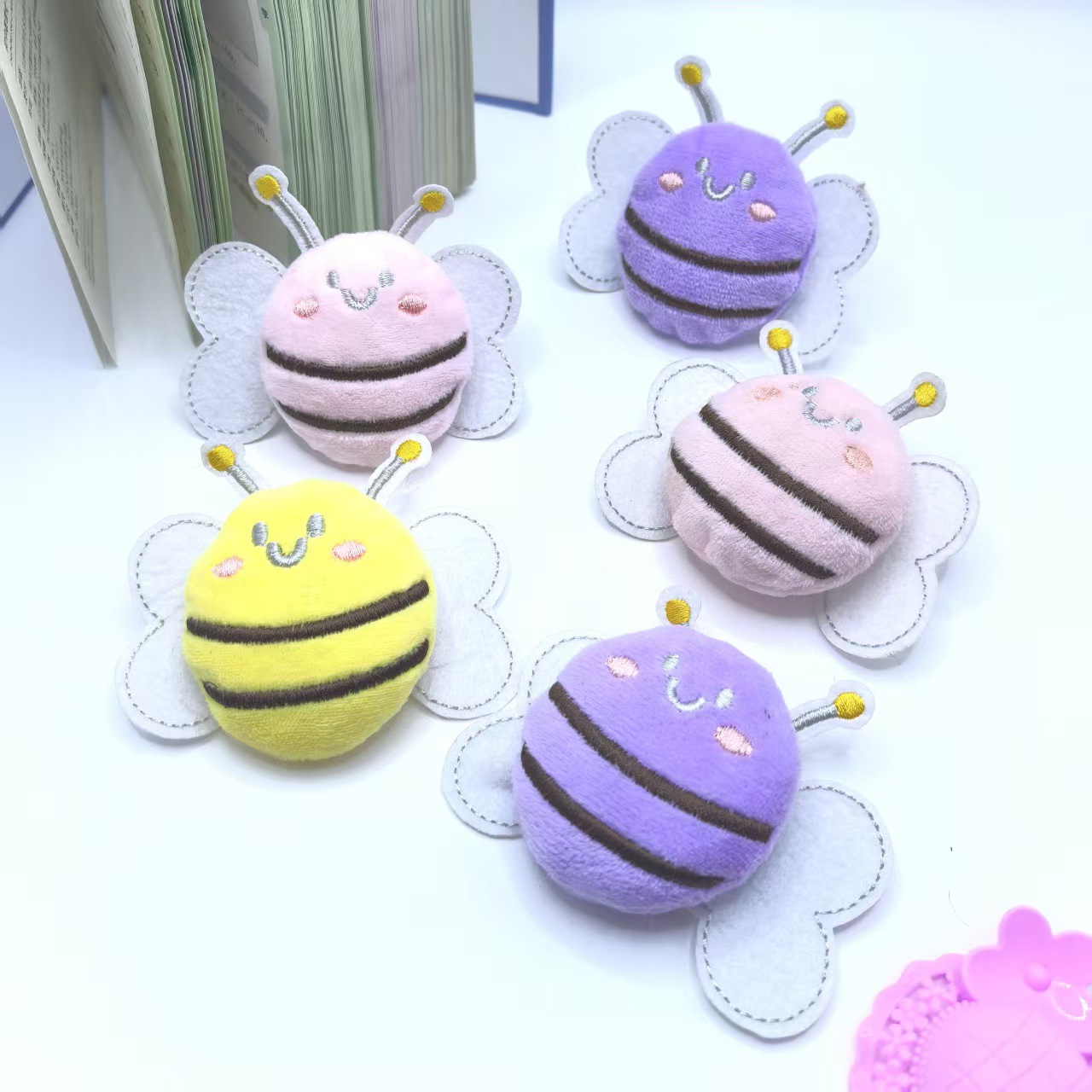 新款卡通毛绒胸针可爱爆款蜜蜂服装包包胸针配件