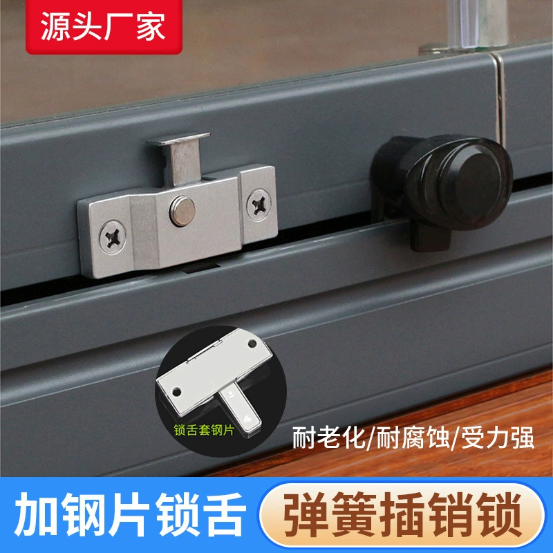 Сдвижная дверь ванной комнаты запирает пружинный замок балконного окна