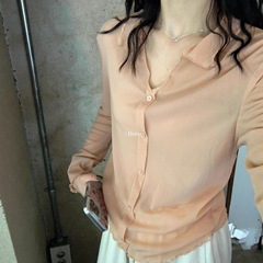Hers一勺甜韩系简约洋气百搭显瘦微透单排扣V领长袖打底衫女92098