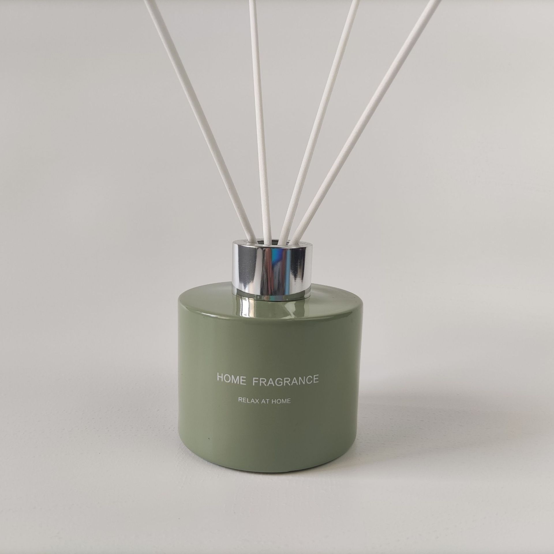 En stock al por mayor 100mL boca de tornillo de gama alta botella de aromaterapia cilíndrica sin fuego botella vacía avanzada botella de aromaterapia montada en el automóvil con tapa