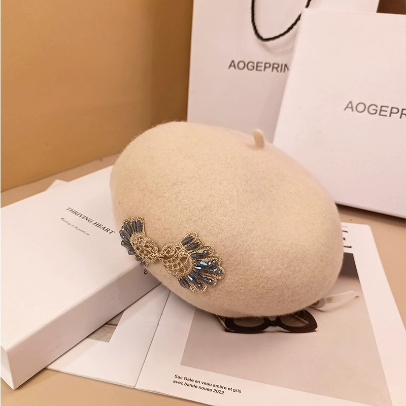 Demi-season cap with bow, retro beret