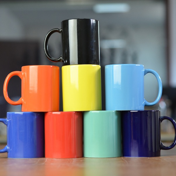 Fabricante de tazas de cerámica negra venta directa personalizada hueso porcelana se puede imprimir patrón de regalo de Navidad taza publicitaria