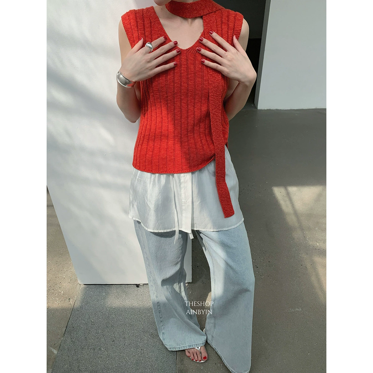 Женский трикотажный топ без рукавов с V-образным вырезом и завязками на шее, ребристый, облегающий, короткий.