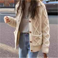怠惰なレトロな麻花の襟のセーターのコートの女性のゆったりした秋冬の柔らかいモチとした厚い高級感のあるニットのカーディガンの上着