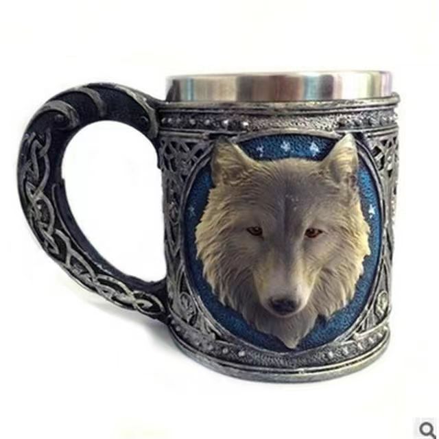 Jarra de cerveza con cabeza de lobo