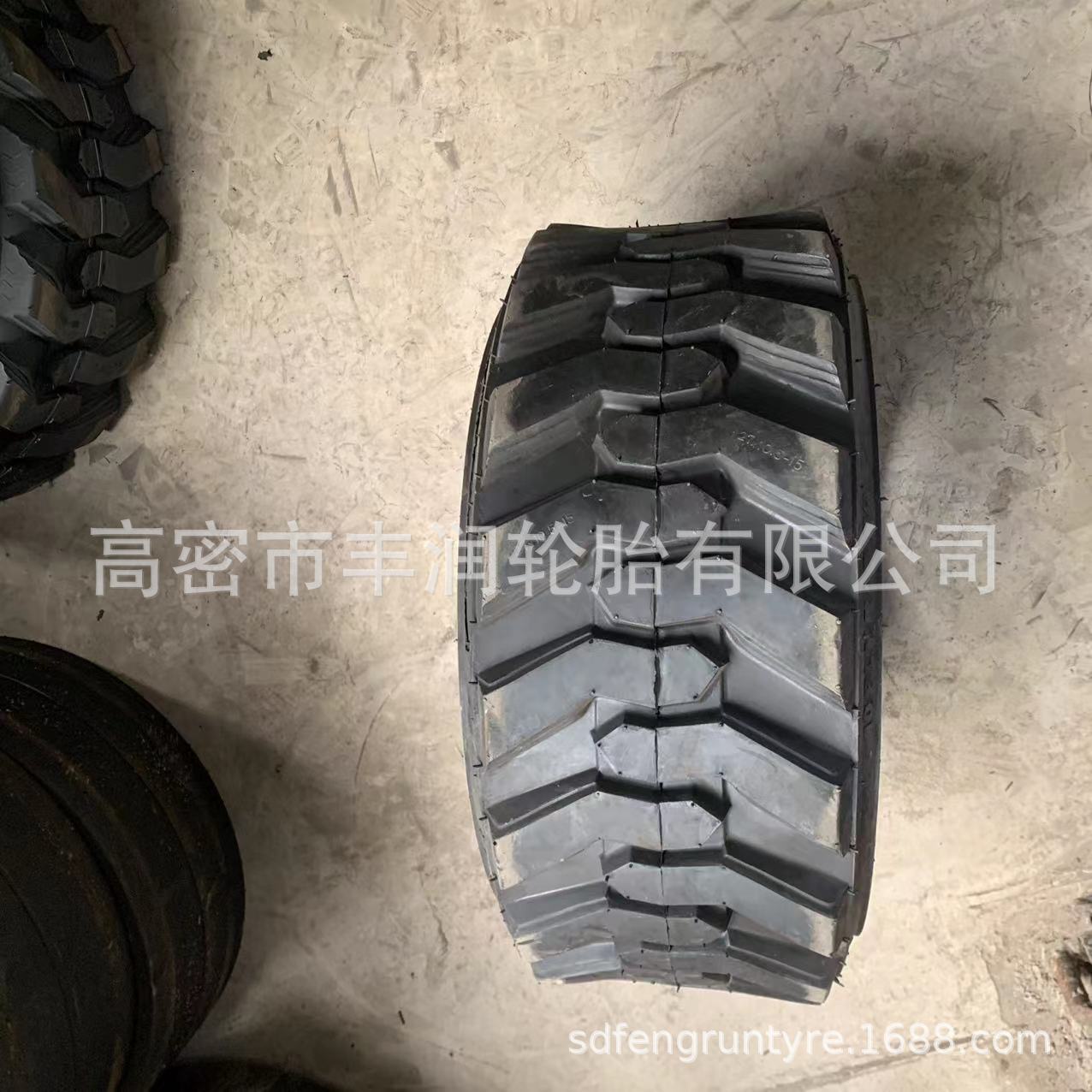 工程轮胎 27x10.5-15轮胎，扫雪车轮胎滑移装载机轮胎 27x10.5-15