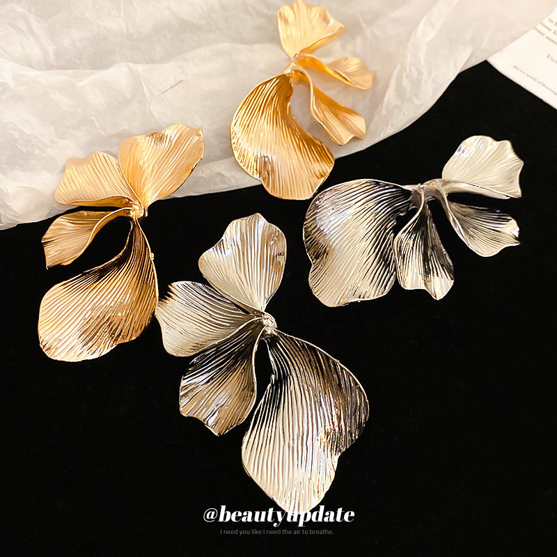 Pendientes de flores tridimensionales de viento frío transfronterizo Pendientes de temperamento de alta gama de lujo ligero Pendientes de metal de personalidad europea y americana