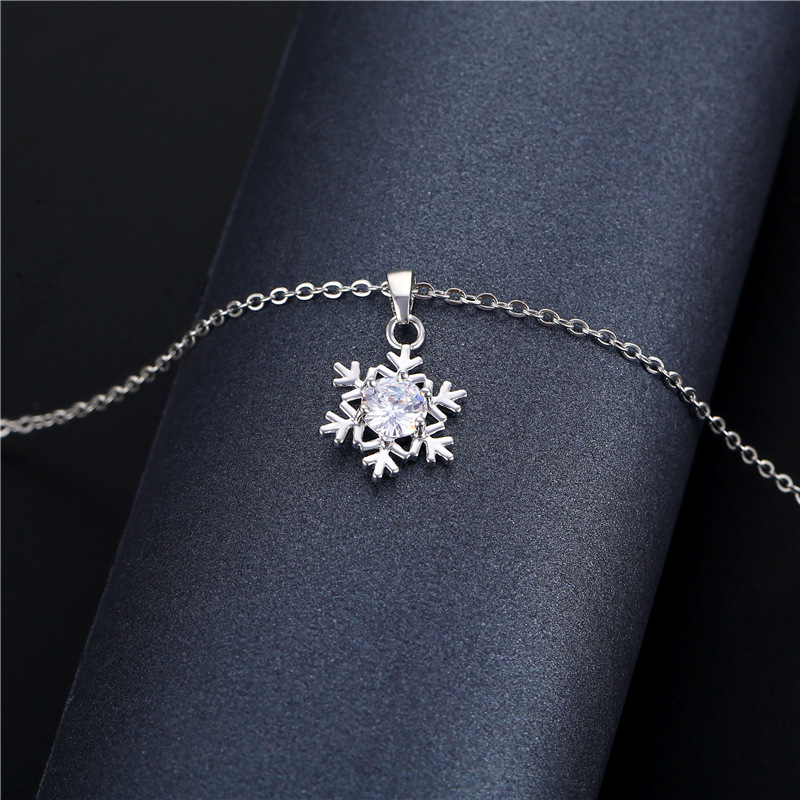 Bijoux En Gros Zircon Pendentif Flocon De Neige Collier Acier Titane Nihaojewelry display picture 3