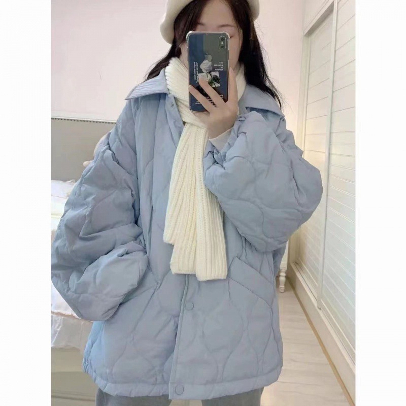 ミルクブルーの襟付き菱格は綿服のコートを挟んでいます。女性のデザイン感が小さいです。|undefined
