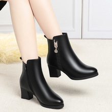 中年妈妈鞋子秋冬新款中老年棉鞋女保暖加绒皮鞋短靴女士马丁靴子