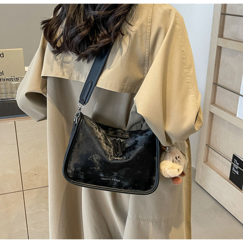 This year's popular bags for women 2024 new casual and versatile textured crossbody bag design commuter shoulder pillow bag