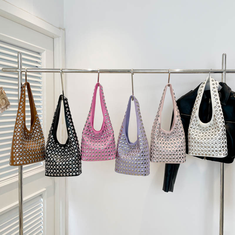 Borsa a spalla da donna a pois con borchie stile biker_voghion.com