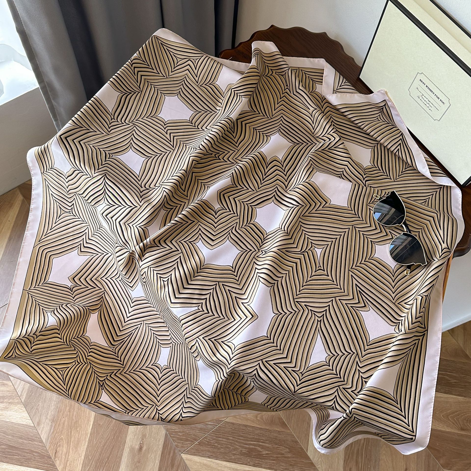 2023 Autunno Nuova Sciarpa di Seta A Righe Sciarpa Quadrata Edizione Coreana delle Donne Stampato Imitazione di Seta Fascia Protezione Solare Scialle_voghion.com