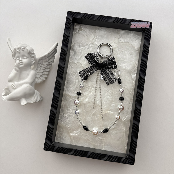 Fashionable elegant keychain with bow