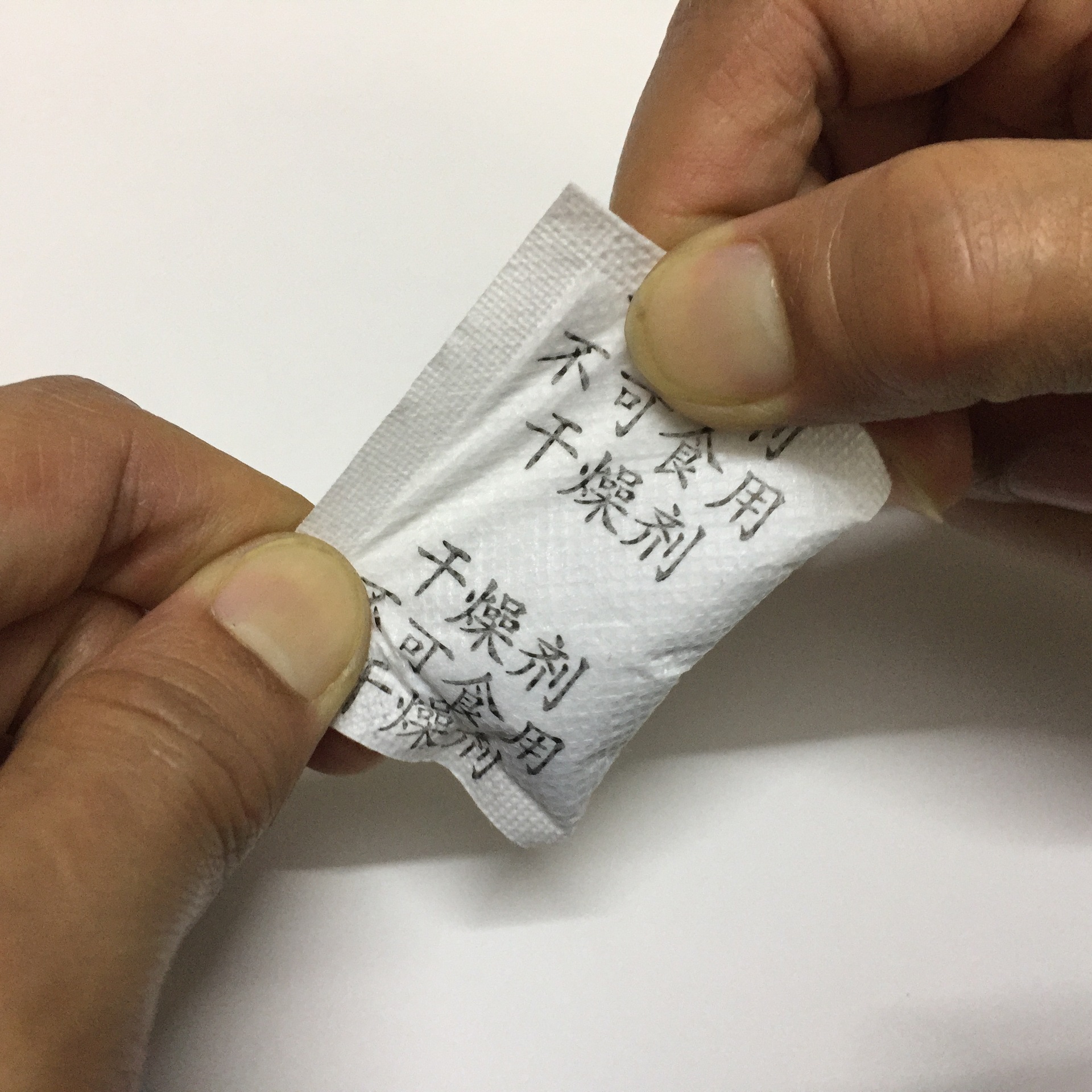 bentonita montmorillonita desecante ecológico a prueba de humedad degradable no tejido recubierto de película desecante chino resistente al desgarro