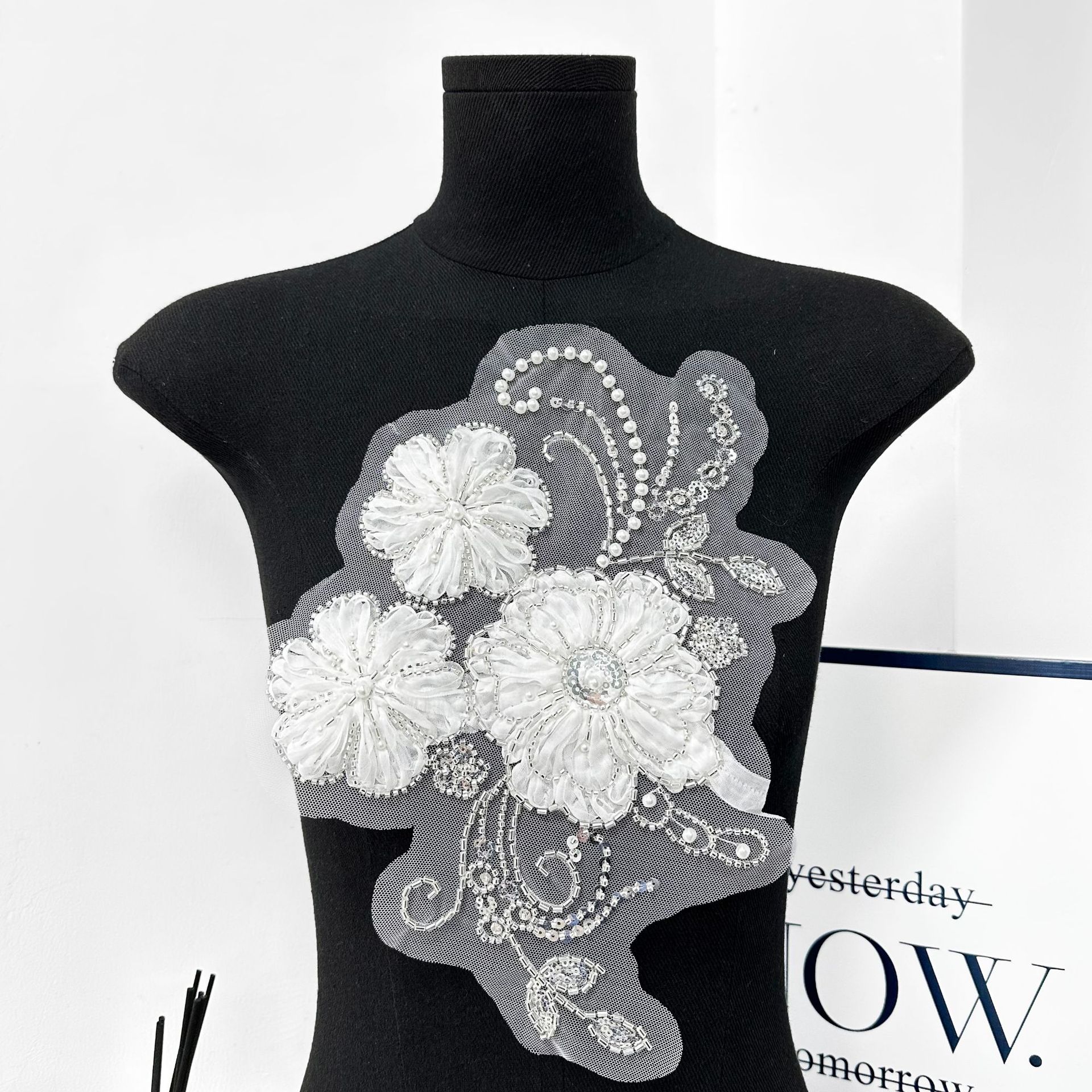 Nuevo blanco y negro esquinilla bordado tridimensional tela de malla fijación floral accesorios accesorios de vestido vestido