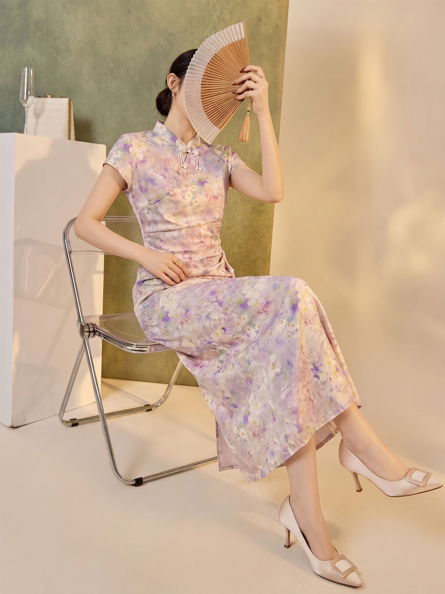 Đầm dài nữ nhuộm hoa cổ đứng thắt lưng nếp gấp chẻ tà — màu tím