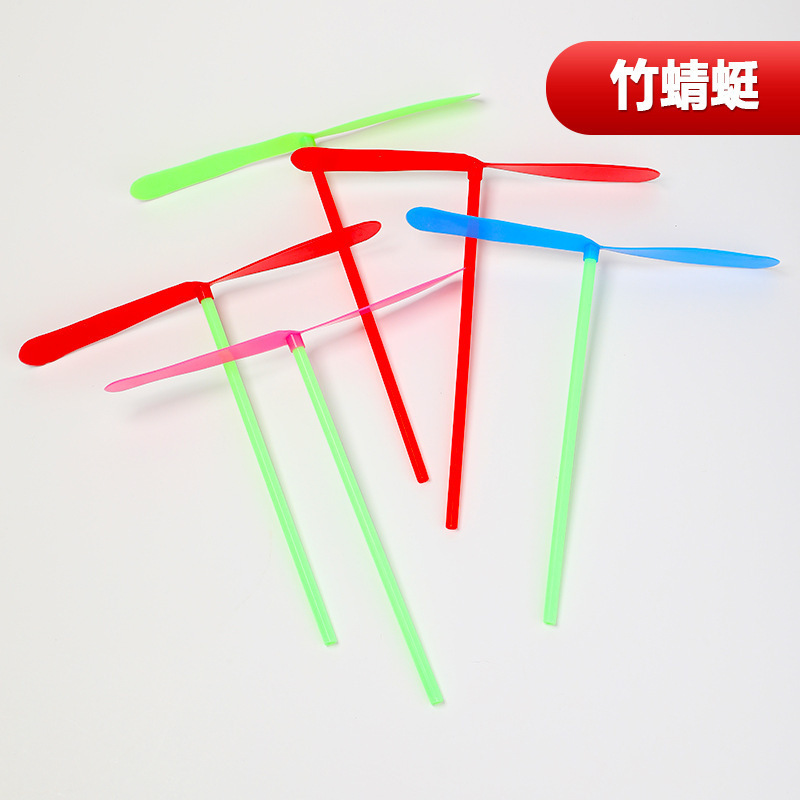 Los puestos del mercado nocturno de Yiwu empujan pequeños productos básicos, los puestos circulares, los regalos para niños de celebridades de Internet, los juguetes luminosos