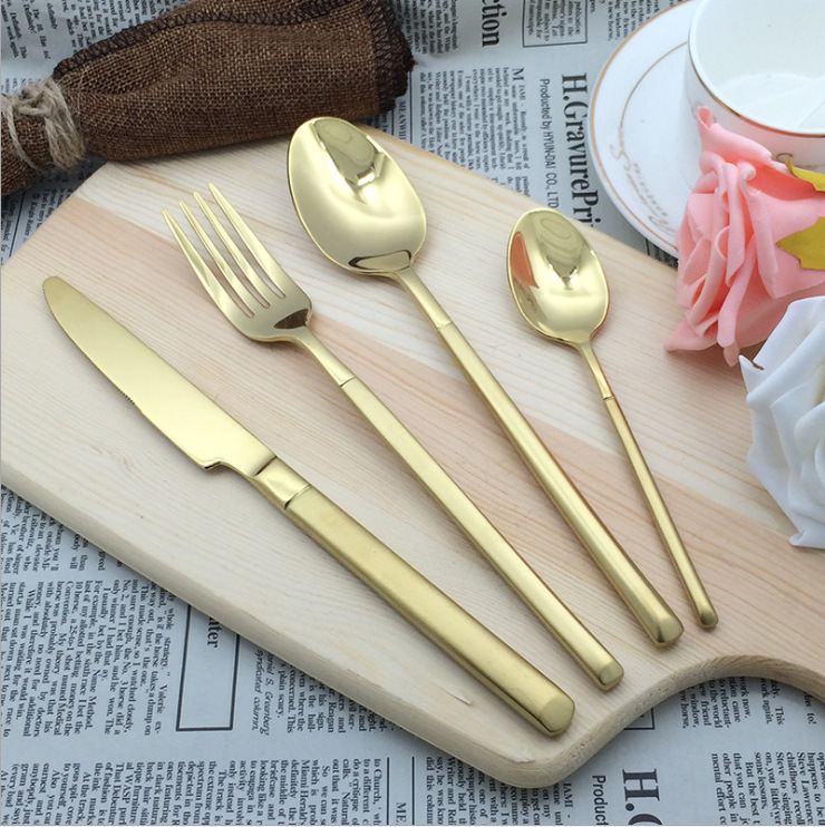 Set di posate occidentali in acciaio inossidabile dorato con manico quadrato portoghese, tre pezzi, coltello, forchetta, cucchiaio, in stile europeo_voghion.com