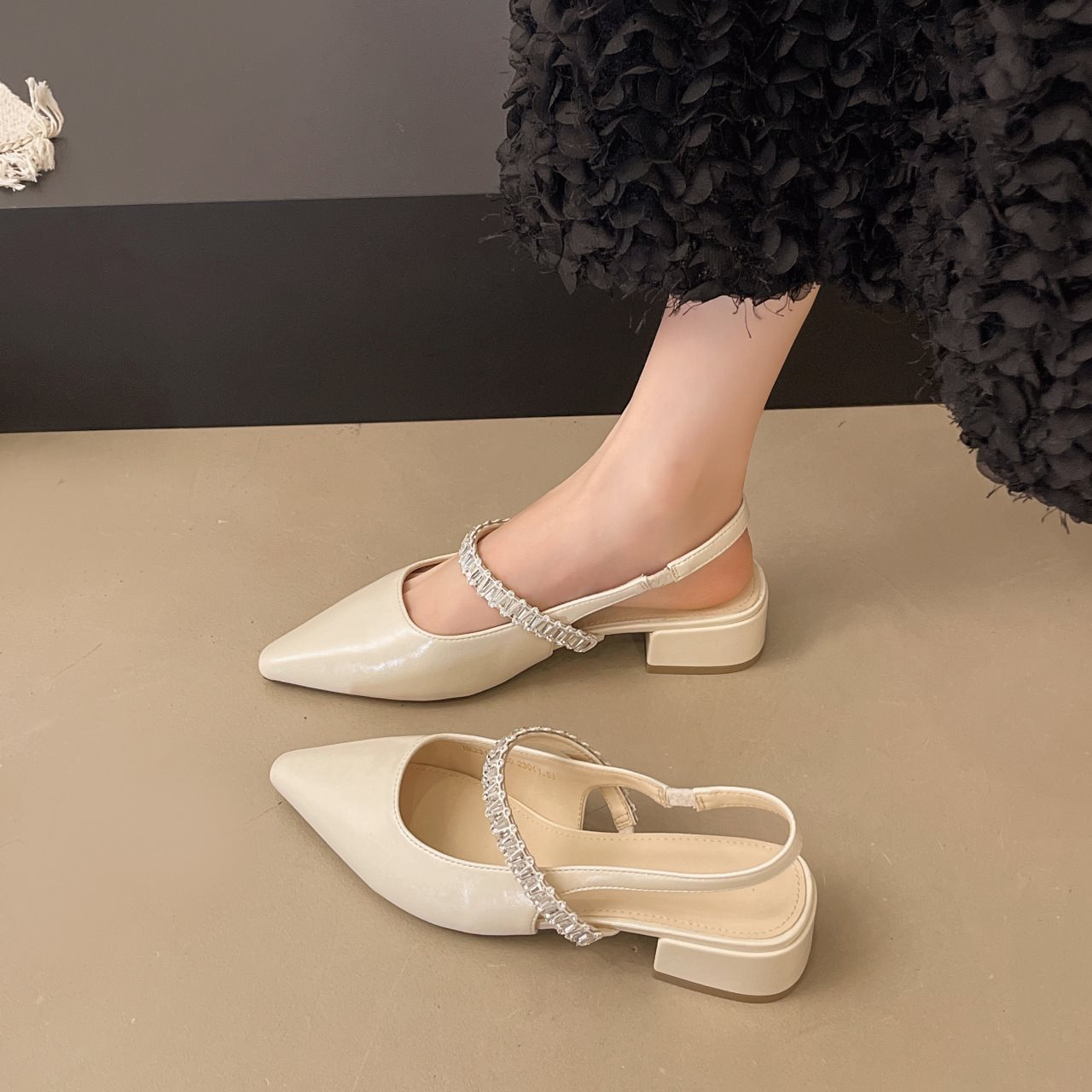Thick Heel 2025 Summer Toe-Toe Sandals for Women, Pointed Toe, Thick Heel, Medium Heel, Hollow Back, Single Strap, Rhinestone Shoes, New Style Low
