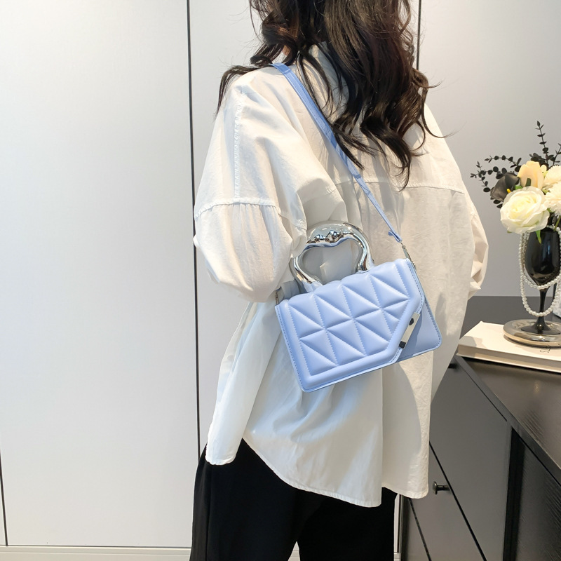 Bolso de textura de diamante para mujeres 2024 nuevo pequeño bolso de mano duro fresco, bolso cuadrado de moda de color sólido de un solo hombro.
