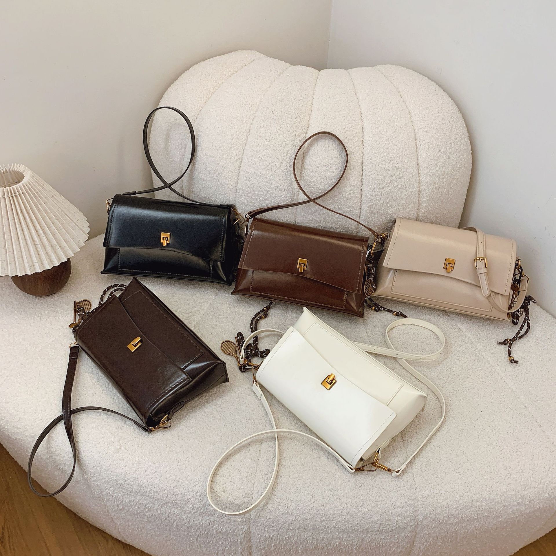 Bolso de axila de cuero de cera de aceite retro de alta gama para mujer 2025 nuevo bolso cuadrado pequeño de un solo hombro de moda simple de cercanías