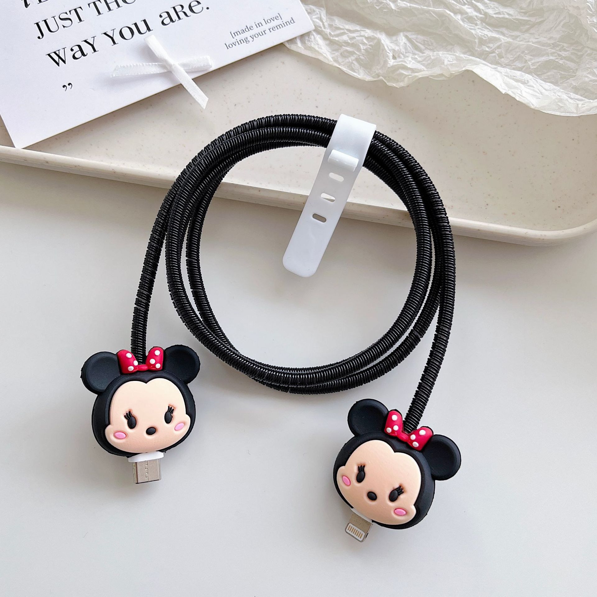 Amazon cartoon cable de datos cubierta adecuada para Apple Android cable de datos de carga rápida cuatro piezas en stock al por mayor