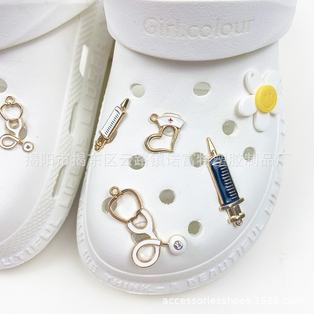 Zapatos agujero joyería DIY pulsera collar de aleación goteo aceite colgante jeringa aparato médico estetoscopio Accesorios