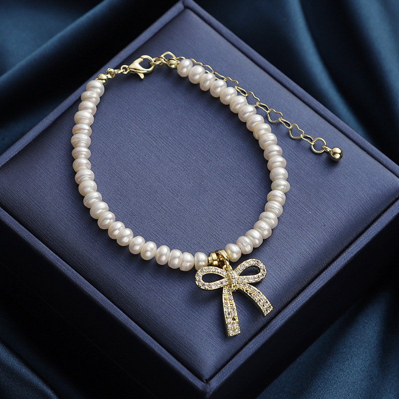 Retro organic bracelet from pearl with zircon