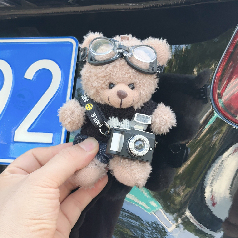 Colgante de coche Colgante trasero Dibujos animados lindo oso trasero trasero muñeca adorno pegatina baúl fuera del coche muñeca