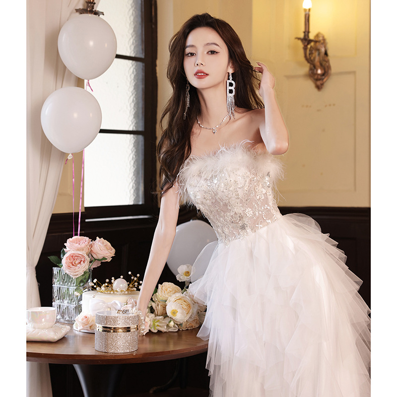 Đầm dạ hội cao cấp trắng tinh tế, thiết kế ôm body quyến rũ — Váy tiên nữ lông vũ màu trắng, Màu đen