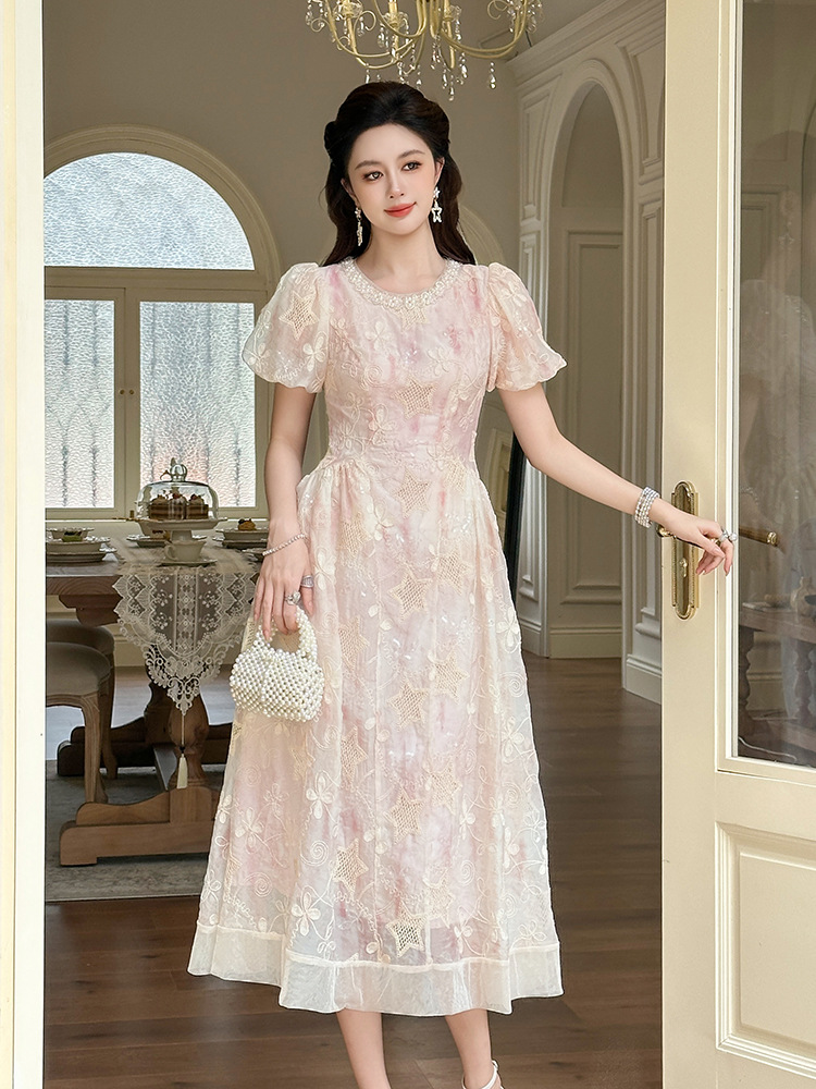 Váy midi tay phồng kiểu Pháp thêu hoa tinh tế — hồng