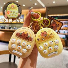 創意的な漫画のカピバラのネズミのキーホルダーはかわいいカピバラの発光のおもちゃのカップルのカバンのペンダントの贈り物です。