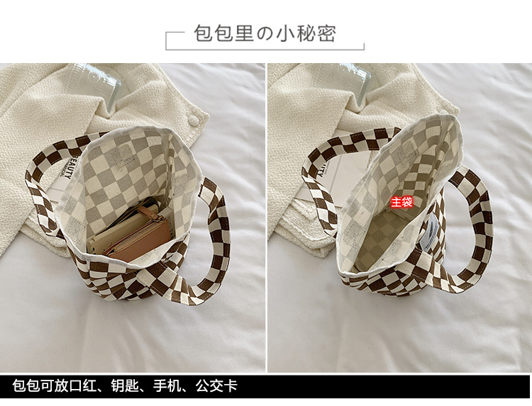 A fashionable new Japanese and Korean chic black and white checkered canvas bag, a large-capacity single-shoulder bag for women, and a simple student handbag details Picture